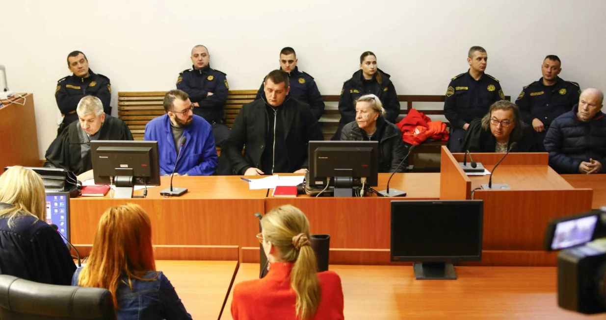 Goran Ravlić i Leđiba Ravlić sa advokatima; Čitanjem optužnice danas je u Kantonalnom sudu u Sarajevu počelo suđenje Gorana Ravliću, Leđibi Ravlić i Latifu Jašareviću, psihički i fizički zlostavljali Goranovu suprugu Nerminu/Damir Deljo