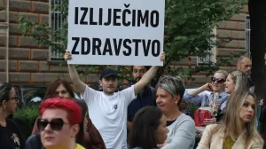 Protestni skup članova Sindikata radnika u zdravstvu u Kantonu Sarajevo, Sindikata doktora medicine i stomatologije Kantona Sarajevo i Strukovnog sindikata medicinskih sestara i tehničara Kantona Sarajevo/Senad Gubelić