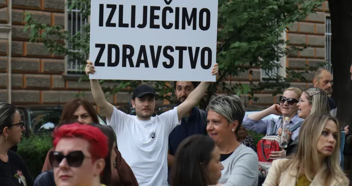 Protestni skup članova Sindikata radnika u zdravstvu u Kantonu Sarajevo, Sindikata doktora medicine i stomatologije Kantona Sarajevo i Strukovnog sindikata medicinskih sestara i tehničara Kantona Sarajevo/Senad Gubelić