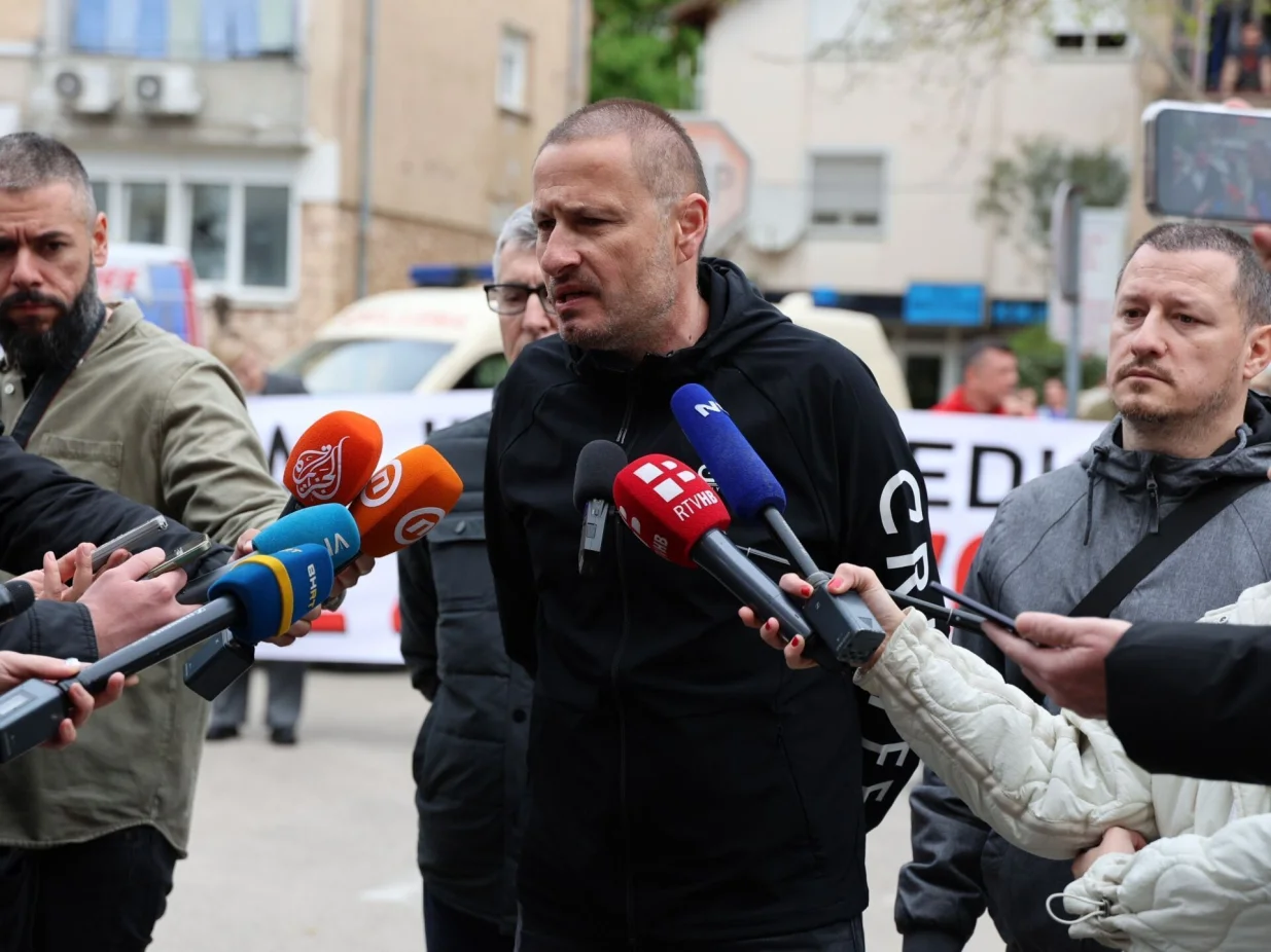 MOSTAR, 3. travnja (FENA) – Zdravstveni radnici Hercegovačko-neretvanske županije (HNŽ) održali su u četvrtak prosvjed ispred zgrade Vlade HNŽ-a s kojeg su zatražili potpisivanja aneksa kolektivnog ugovora za zdravstvene radnike. Na fotografiji: Dalibor Vuković, predsjednik Sindikata zdravstvenih radnika HNŽ-a (Foto FENA/ES)/Es