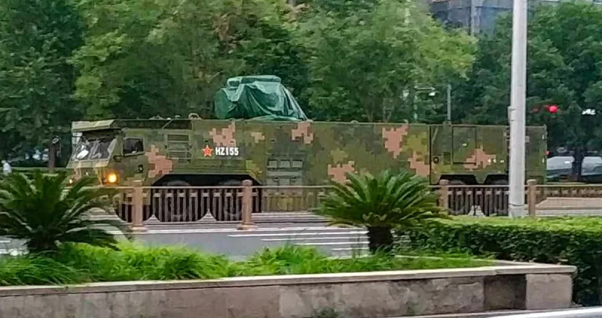 Zelena cerada skriva ono što Kina tvrdi da je najmoćniji laserski sistem protuzračne odbrane na svijetu, dok se Peking priprema za veliku vojnu paradu. Kredit: Handout/