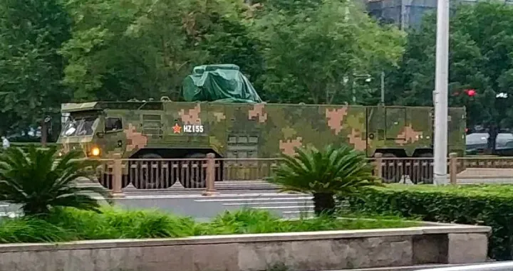 Zelena cerada skriva ono što Kina tvrdi da je najmoćniji laserski sistem protuzračne odbrane na svijetu, dok se Peking priprema za veliku vojnu paradu. Kredit: Handout/