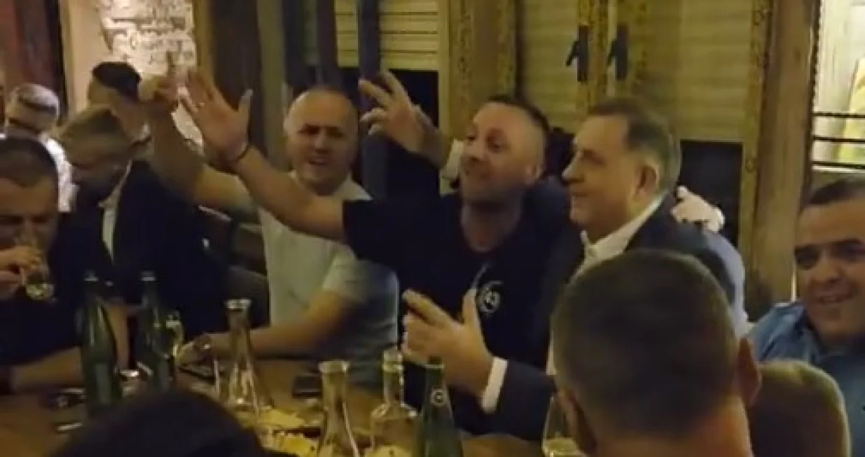 Milorad Dodik u kafani/Prtsc