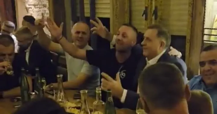 Milorad Dodik u kafani/Prtsc