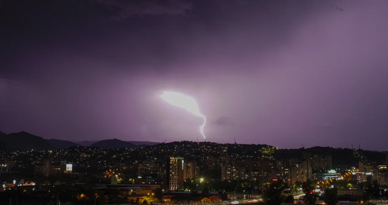 Sarajevo, BiH, 21. august 2025: Grmljavinsko nevrijeme praćeno obilnim padavinama zahvatilo je u četvrtak navečer Sarajevo. Nebo iznad glavnog grada Bosne i Hercegovine bilo je obasjano munjama. (Elman Omic - Anadolu Agency)/