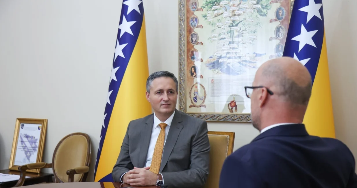 Denis Bećirović s ambasadorom Slovačke Republike u BiH Romanom Hlobeňom/Kabinet člana Predsjedništva Bih