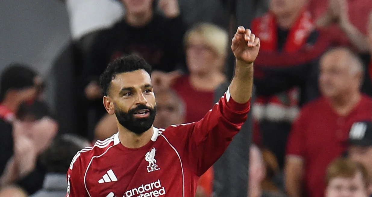 Soccer Football - Premier League - Liverpool v AFC Bournemouth - Anfield, Liverpool, Britain - August 15, 2025 Liverpool's Mohamed Salah celebrates scoring their fourth goal REUTERS/Peter Powell EDITORIAL USE ONLY. NO USE WITH UNAUTHORIZED AUDIO, VIDEO, DATA, FIXTURE LISTS, CLUB/LEAGUE LOGOS OR 'LIVE' SERVICES. ONLINE IN-MATCH USE LIMITED TO 120 IMAGES, NO VIDEO EMULATION. NO USE IN BETTING, GAMES OR SINGLE CLUB/LEAGUE/PLAYER PUBLICATIONS. PLEASE CONTACT YOUR ACCOUNT REPRESENTATIVE FOR FURTHER DETAILS../Foto: Peter Powell