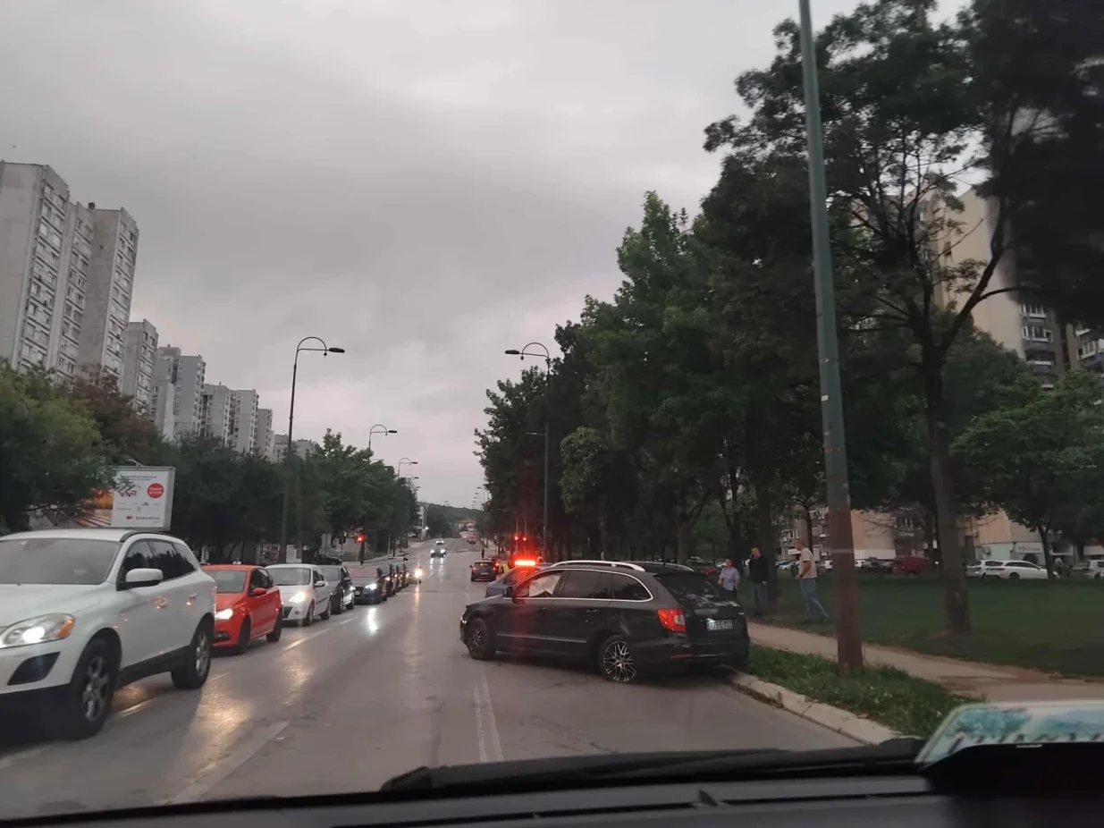 Na Alipašinom Polju sinoć je došlo do saobraćajne nesreće u kojoj je vozač automobila udario u stub ili drvo/Tanja Cerić