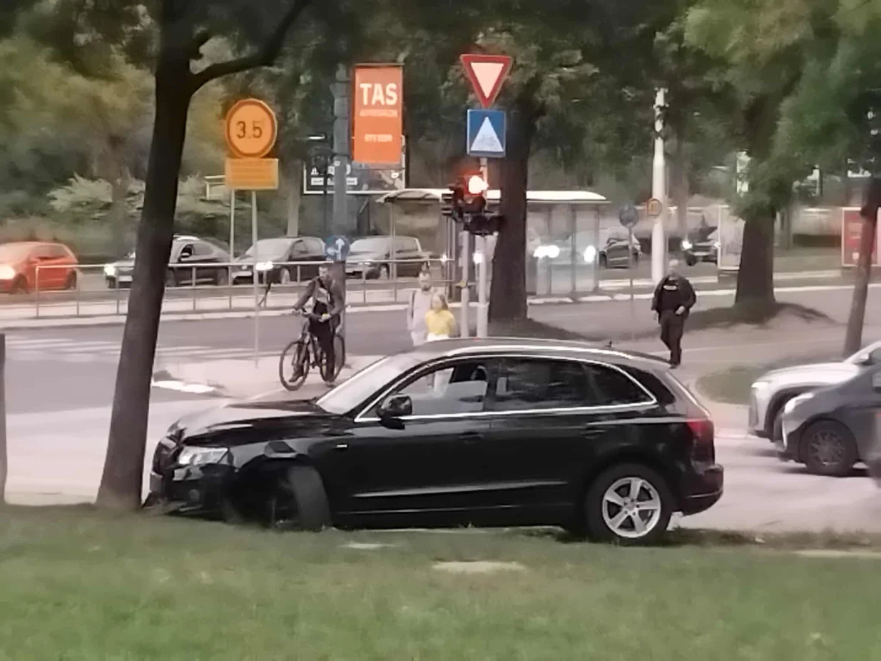 Na Alipašinom Polju sinoć je došlo do saobraćajne nesreće u kojoj je vozač automobila udario u stub ili drvo/Tanja Cerić