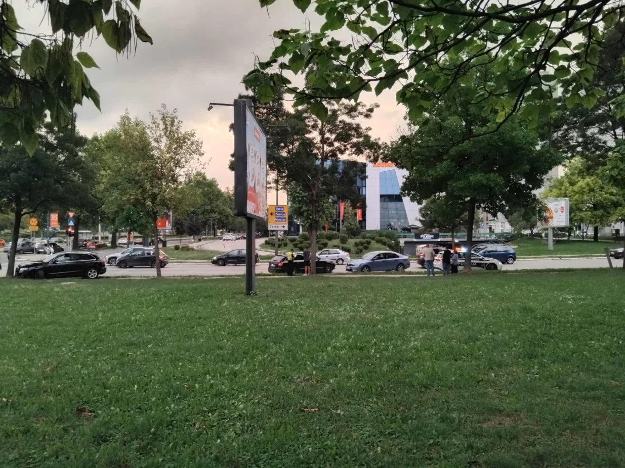 Na Alipašinom Polju sinoć je došlo do saobraćajne nesreće u kojoj je vozač automobila udario u stub ili drvo/Tanja Cerić