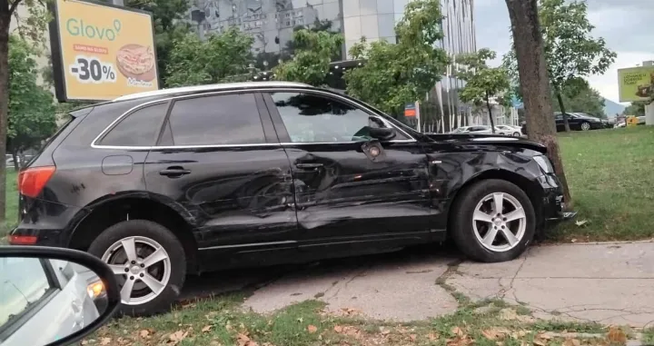 Na Alipašinom Polju sinoć je došlo do saobraćajne nesreće u kojoj je vozač automobila udario u stub ili drvo/Tanja Cerić