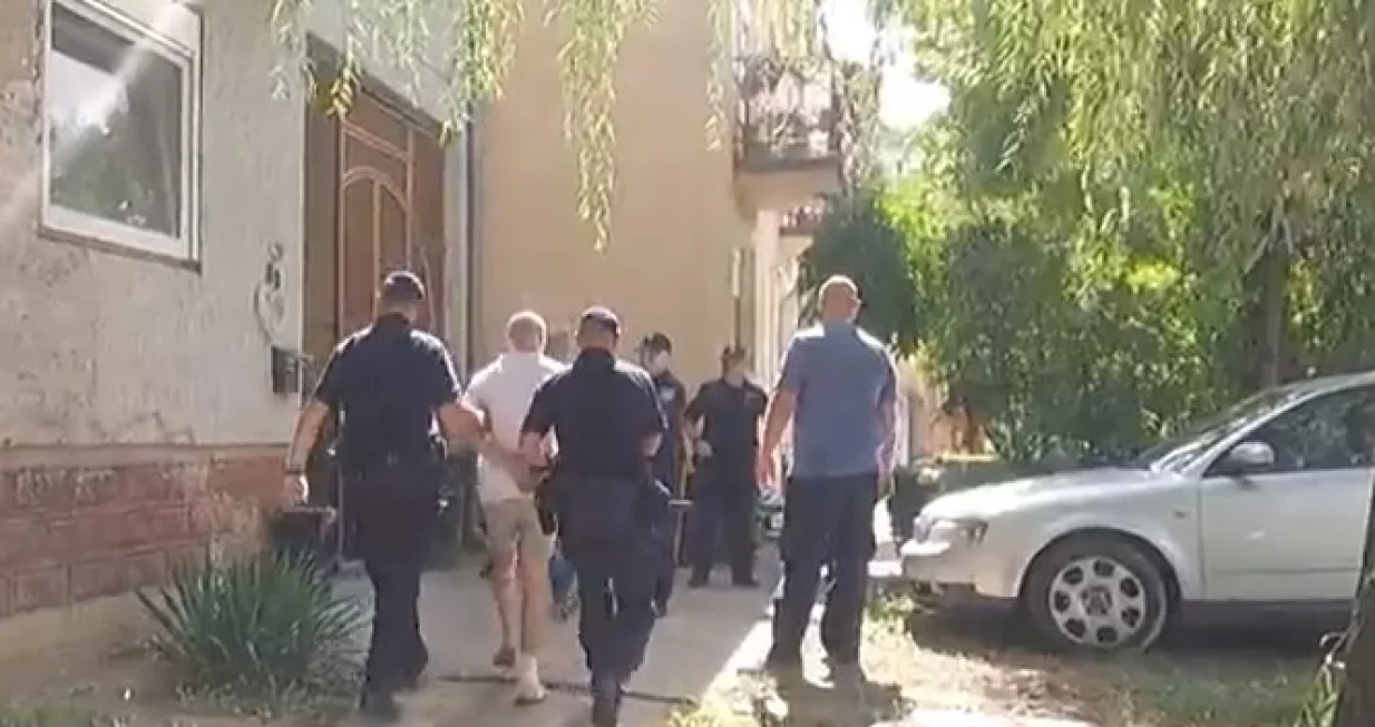 Dovođenje osumnjičenog na pretragu kuće u Tenji/Screenhot/Screenshot