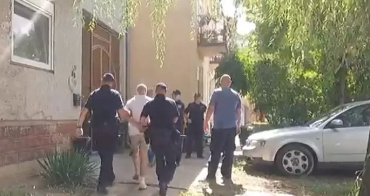 Dovođenje osumnjičenog na pretragu kuće u Tenji/Screenhot/Screenshot