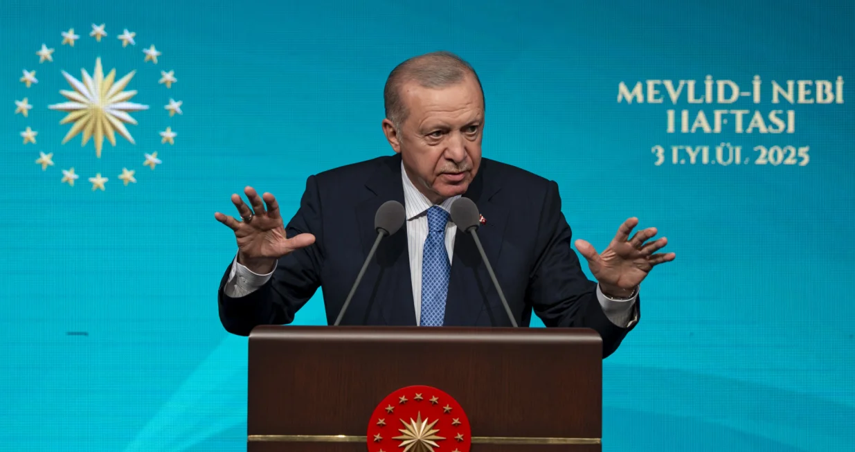 ANKARA, TURSKA - 3. SEPTEMBAR 2025.Muslimanski svijet nikada ne može ostati posmatrač situacije u Palestini, ovog ustanka tog tiranina, tog nevjernika zvanog Netanyahu, rekao je u srijedu turski predsjednik Recep Tayyip Erdogan."Zato, gdje god postoji musliman u svijetu, naša srca, naši umovi i naše duše su s njima. Zato sve muslimane vidimo kao dijelove jednog tijela, poput zuba češlja, poput cigli zgrade. Zato smo sada u Palestini. Zato smo sada u Gazi. Zato nikada ne možemo ostati posmatrači onoga što se dešava u Palestini, ovog ustanka tog tiranina, tog nevjernika zvanog Netanyahu", rekao je Erdogan tokom svog obraćanja na otvaranju sedmice Mawlid al-Nabi. (Muhammed Selim Korkutata - Anadolu Agency)/