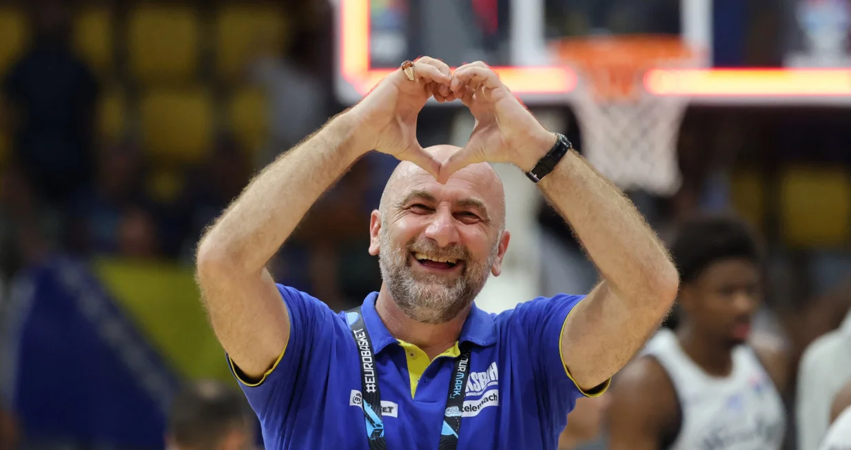 Basketball - FIBA EuroBasket 2025 - Group Phase - Greece v Bosnia and Herzegovina - Spyros Kyprianou Athletic Center, Limassol, Cyprus - September 2, 2025 Bosnia and Herzegovina head coach Adis Beciragic celebrates after the match REUTERS/Yiannis Kourtoglou/Foto: Yiannis Kourtoglou