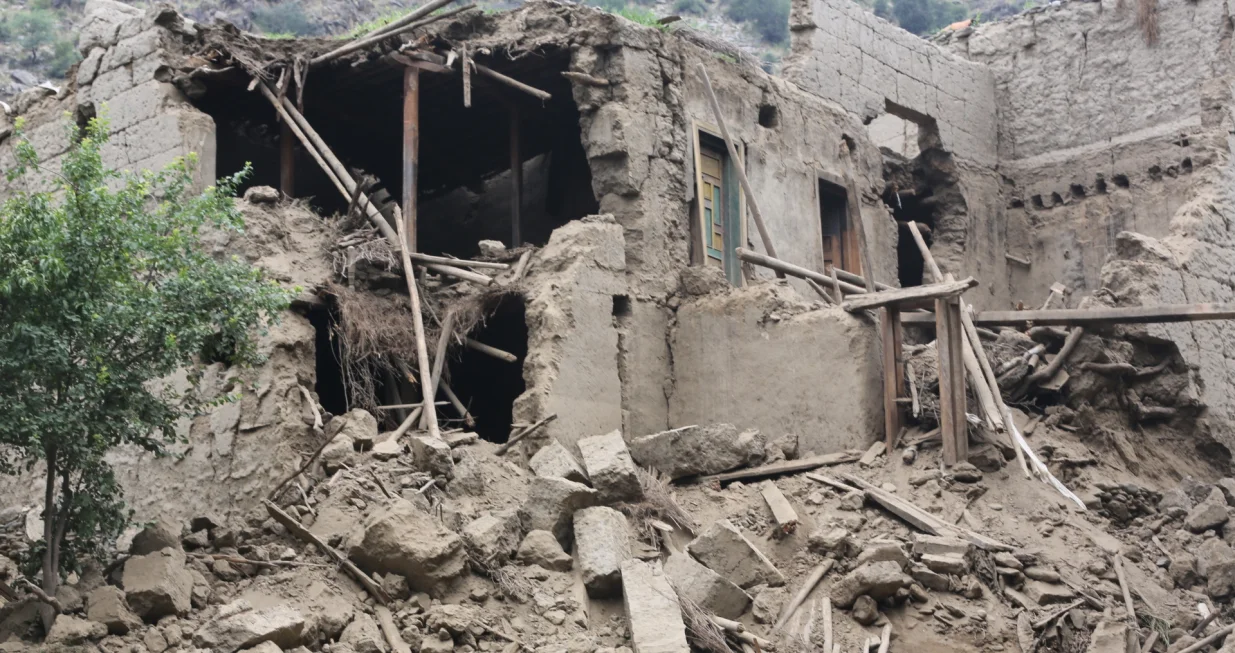 KUNAR, AFGHANISTAN - 1. septembar 2025: Pogled na teško oštećene kuće nakon zemljotresa jačine 6,0 stepeni Rihterove skale koji je pogodio istočnu afganistansku provinciju Kunar 1. septembra 2025. godine. Zemljotres je pogodio Afganistan u nedjelju, usmrtivši najmanje 800 ljudi i povrijedivši 2.500 drugih, uzrokujući velika razaranja u istočnim provincijama Kunar i Nangarhar (Shafiullah Kakar - Anadolu Agency)/