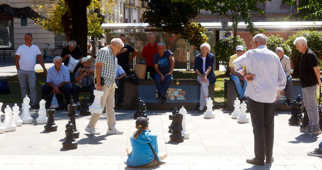 Penzioneri uživaju u dobrom vremenu/Damir Deljo
