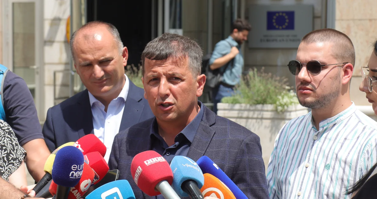 Lider Liste za pravdu i red Nebojša Vukanović pres ispred zgrade Delegacije Evropske unije u Bosni i Hercegovini/Senad Gubelić
