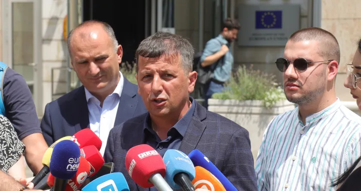 Lider Liste za pravdu i red Nebojša Vukanović pres ispred zgrade Delegacije Evropske unije u Bosni i Hercegovini/Senad Gubelić