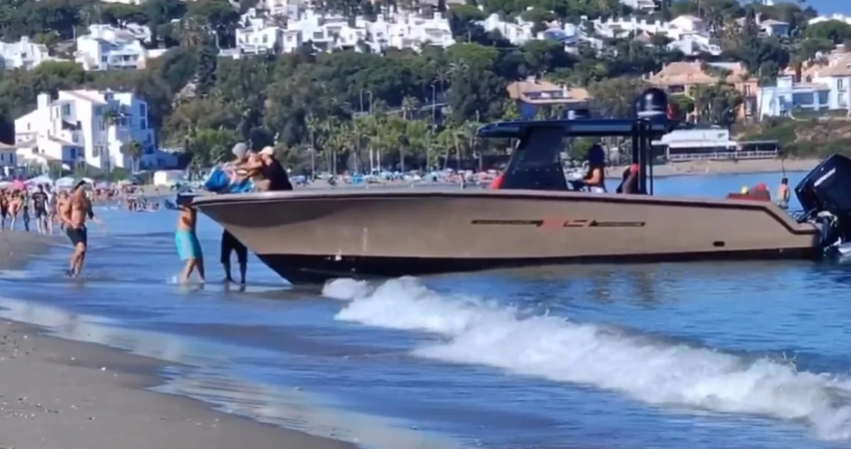 Šverceri usred dana iskrcali drogu na plaži punoj turista u Španiji/Screenshot