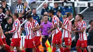 Soccer Football - Friendly - Newcastle United v Atletico Madrid - St James' Park, Newcastle, Britain - August 9, 2025 Atletico Madrid's Thiago Almada and Conor Gallagher are substituted as Antoine Griezmann comes on Action Images via Reuters/Lee Smith/Foto: Lee Smith