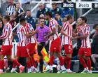 Soccer Football - Friendly - Newcastle United v Atletico Madrid - St James' Park, Newcastle, Britain - August 9, 2025 Atletico Madrid's Thiago Almada and Conor Gallagher are substituted as Antoine Griezmann comes on Action Images via Reuters/Lee Smith/Foto: Lee Smith