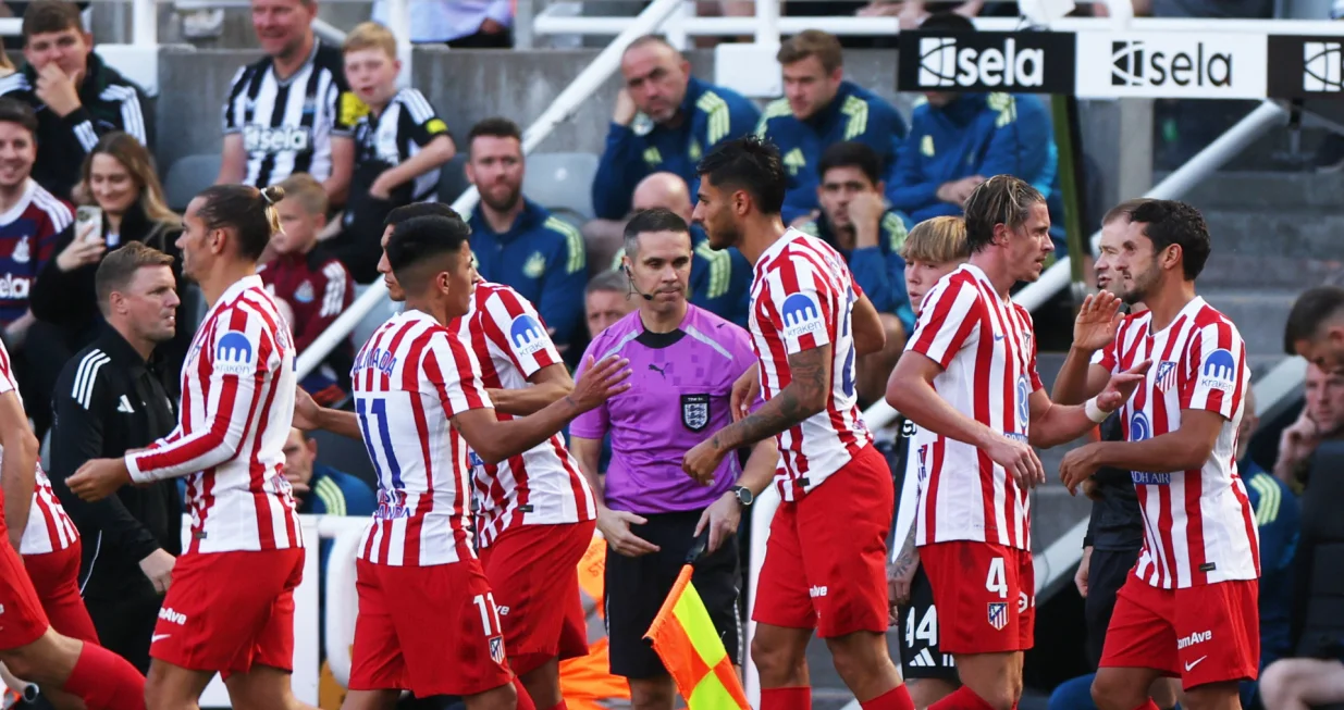 Soccer Football - Friendly - Newcastle United v Atletico Madrid - St James' Park, Newcastle, Britain - August 9, 2025 Atletico Madrid's Thiago Almada and Conor Gallagher are substituted as Antoine Griezmann comes on Action Images via Reuters/Lee Smith/Foto: Lee Smith