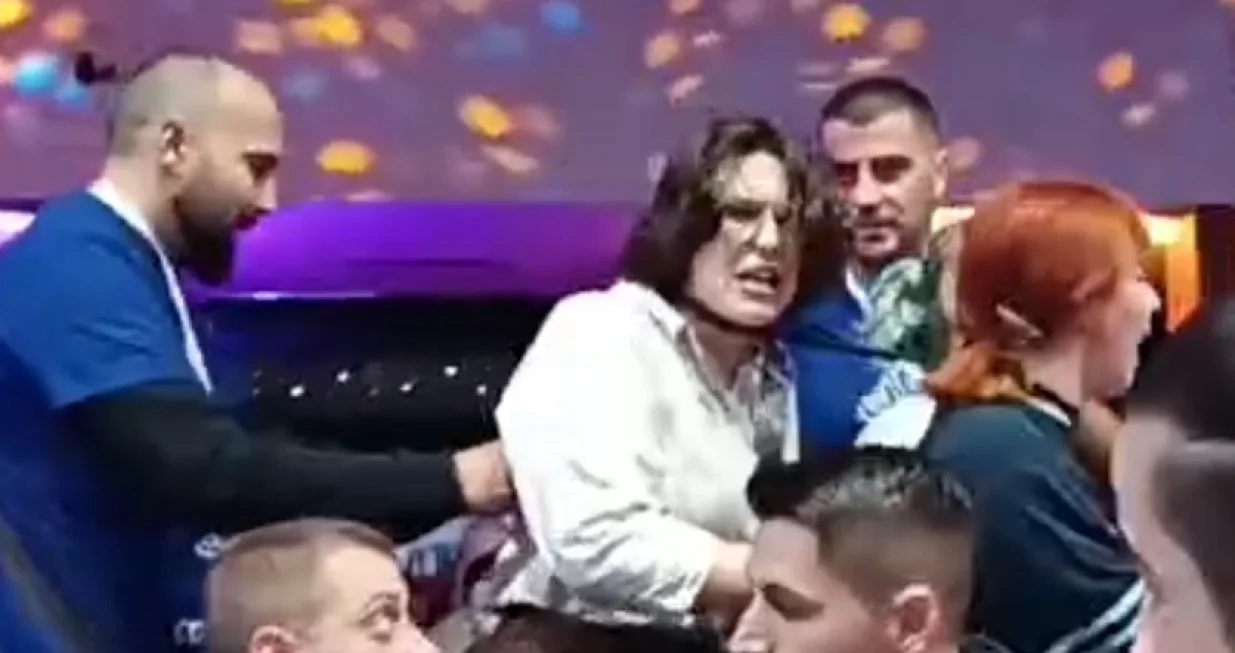 Moralo je reagovati obezbjeđenje/Screenshot/