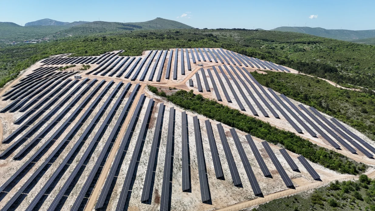 SE Dugopolja, instalirane snage 13,5 MW, jedna od najvećih sunčanih elektrana u Hrvatskoj koju je KONČAR izgradio po načelu ključ u ruke/