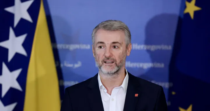 SARAJEVO, 3. septembra (FENA) - Ministar komunikacija i prometa Bosne i Hercegovine Edin Forto je izrazio zadovoljstvo što je postignut dogovor sa prevoznicima koji su prethodnih dana blokirali promet u BiH. Cilj je jasan, poručio je, moramo uraditi sve što je potrebno da olakšamo našim firmama da rade na evropskom tržištu. (Foto FENA/Almir Razić)/Almir Razić