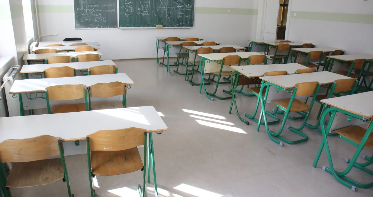 Prazne školske klupe zbog korona Virusa/Senad Gubelić