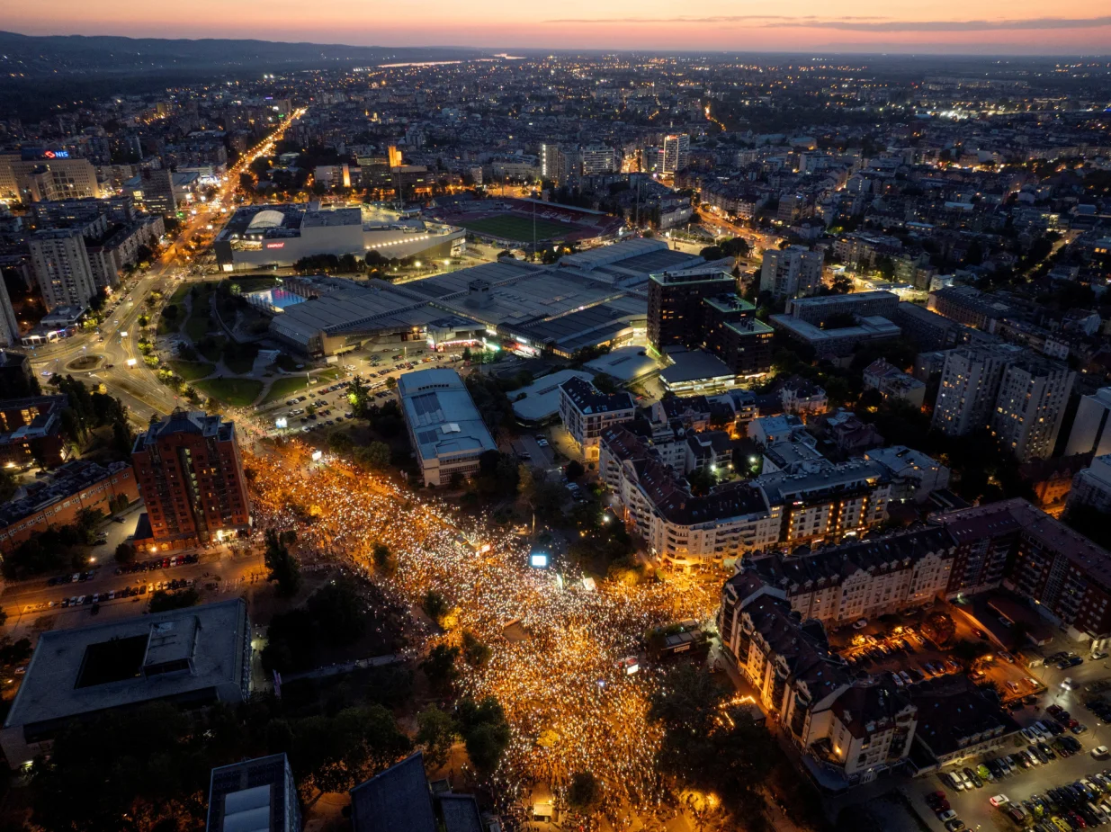 A drone view shows anti-government protestors lighting mobile phones flashlights and demand accountability over corruption scandals and alleged abuses of power across country, in Novi Sad, Serbia, September 5, 2025. REUTERS/Djordje Kojadinovic/Djordje Kojadinovic