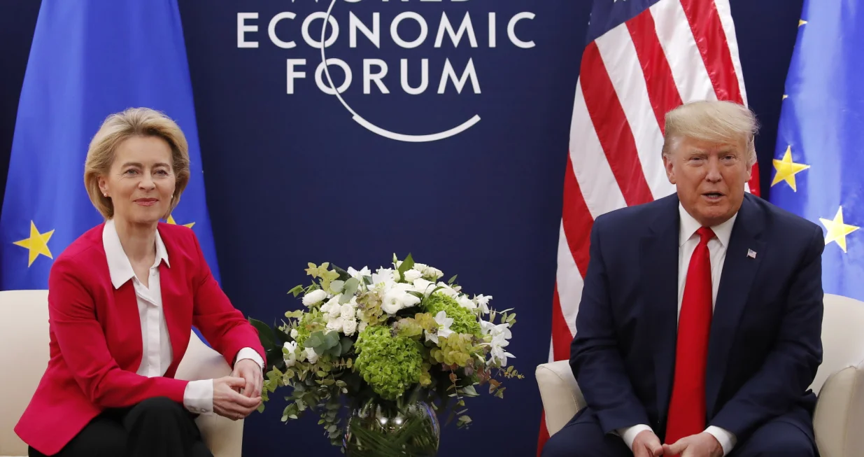 epa08148105 A handout photo made available by the EU Commission shows European Commission President Ursula von der Leyen (L) meeting US President Donald Trump during the annual meeting of the World Economic Forum 2020 in Davos, Switzerland, 21 January 2020. The meeting brings together entrepreneurs, scientists, corporate and political leaders in Davos from January 21 to 24. EPA/STEFAN WERMUTH HANDOUT HANDOUT EDITORIAL USE ONLY/NO SALES/Stefan Wermuth Handout