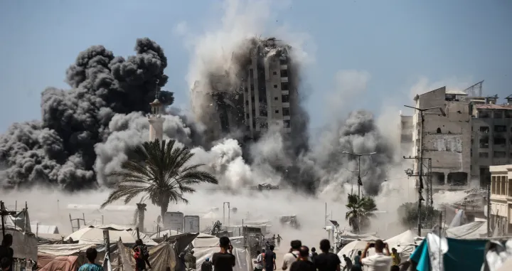 GAZA GRAD, POJAS GAZE, 5. SEPTEMBAR: Dim i prašina dižu se iz tornja Mushtaha, koji se nalazi zapadno od grada Gaze, nakon što su ga pogodili izraelski zračni napadi u Pojasu Gaze 5. septembra 2025. (Ali Jadallah - Anadolu Agency)/