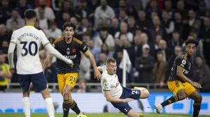 epa10302077 Leeds United's Pascal Struijk (2-L) and Tottenham's Dejan Kulusevski (2-R) in action during the English Premier League soccer match between Tottenham Hotspur and Leeds United in London, Britain, 12 November 2022. EPA/TOLGA AKMEN EDITORIAL USE ONLY. No use with unauthorized audio, video, data, fixture lists, club/league logos or 'live' services. Online in-match use limited to 120 images, no video emulation. No use in betting, games or single club/league/player publications/Foto: Tolga Akmen