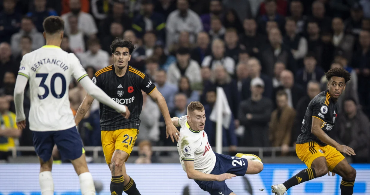 epa10302077 Leeds United's Pascal Struijk (2-L) and Tottenham's Dejan Kulusevski (2-R) in action during the English Premier League soccer match between Tottenham Hotspur and Leeds United in London, Britain, 12 November 2022. EPA/TOLGA AKMEN EDITORIAL USE ONLY. No use with unauthorized audio, video, data, fixture lists, club/league logos or 'live' services. Online in-match use limited to 120 images, no video emulation. No use in betting, games or single club/league/player publications/Foto: Tolga Akmen