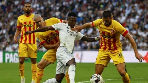 epa10275435 Real Madrid's striker Vinicius Jr (2R) vies for the ball against Girona's players David Lopez (R) and Oriol Romeu (2L) during the Spanish LaLiga soccer match between Real Madrid and Girona, in Madrid, Spain, 30 October 2022. EPA/SERGIO PEREZ/Foto: Sergio Perez