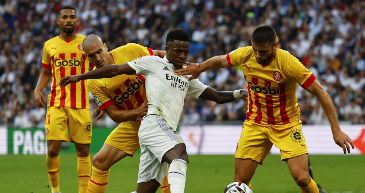 epa10275435 Real Madrid's striker Vinicius Jr (2R) vies for the ball against Girona's players David Lopez (R) and Oriol Romeu (2L) during the Spanish LaLiga soccer match between Real Madrid and Girona, in Madrid, Spain, 30 October 2022. EPA/SERGIO PEREZ/Foto: Sergio Perez