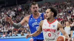 Basketball - FIBA EuroBasket 2025 - Group Phase - Turkey v Serbia - Xiaomi Arena, Riga, Latvia - September 3, 2025 Turkey's Shane Larkin in action with Serbia's Nikola Jokic REUTERS/Ints Kalnins/Foto: Ints Kalnins