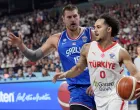 Basketball - FIBA EuroBasket 2025 - Group Phase - Turkey v Serbia - Xiaomi Arena, Riga, Latvia - September 3, 2025 Turkey's Shane Larkin in action with Serbia's Nikola Jokic REUTERS/Ints Kalnins/Foto: Ints Kalnins