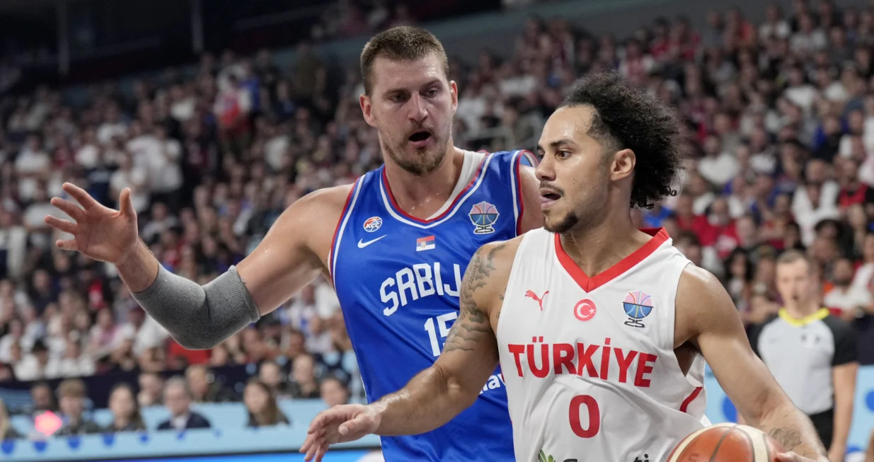 Basketball - FIBA EuroBasket 2025 - Group Phase - Turkey v Serbia - Xiaomi Arena, Riga, Latvia - September 3, 2025 Turkey's Shane Larkin in action with Serbia's Nikola Jokic REUTERS/Ints Kalnins/Foto: Ints Kalnins