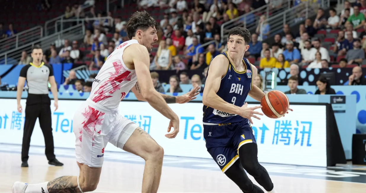 Basketball - FIBA EuroBasket 2025 - Round of 16 - Poland vs Bosnia and Herzegovina - Xiaomi Arena, Riga, Latvia - September 7, 2025 Bosnia and Herzegovina's Amar Gegic in action with Poland's Dominik Olejniczak REUTERS/Ints Kalnins/Foto: Ints Kalnins