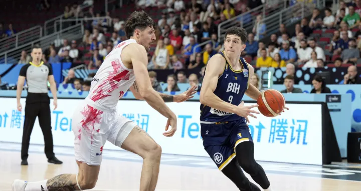 Basketball - FIBA EuroBasket 2025 - Round of 16 - Poland vs Bosnia and Herzegovina - Xiaomi Arena, Riga, Latvia - September 7, 2025 Bosnia and Herzegovina's Amar Gegic in action with Poland's Dominik Olejniczak REUTERS/Ints Kalnins/Foto: Ints Kalnins