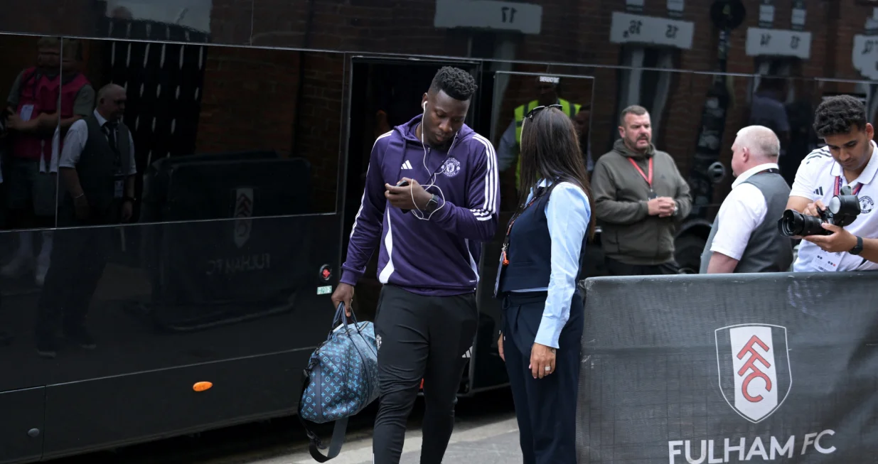 Soccer Football - Premier League - Fulham v Manchester United - Craven Cottage, London, Britain - August 24, 2025 Manchester United's Andre Onana arrives at the stadium before the match REUTERS/Dylan Martinez EDITORIAL USE ONLY. NO USE WITH UNAUTHORIZED AUDIO, VIDEO, DATA, FIXTURE LISTS, CLUB/LEAGUE LOGOS OR 'LIVE' SERVICES. ONLINE IN-MATCH USE LIMITED TO 120 IMAGES, NO VIDEO EMULATION. NO USE IN BETTING, GAMES OR SINGLE CLUB/LEAGUE/PLAYER PUBLICATIONS. PLEASE CONTACT YOUR ACCOUNT REPRESENTATIVE FOR FURTHER DETAILS../Foto: Dylan Martinez
