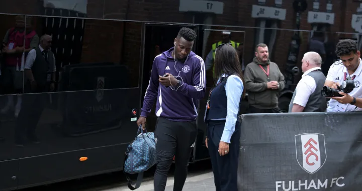 Soccer Football - Premier League - Fulham v Manchester United - Craven Cottage, London, Britain - August 24, 2025 Manchester United's Andre Onana arrives at the stadium before the match REUTERS/Dylan Martinez EDITORIAL USE ONLY. NO USE WITH UNAUTHORIZED AUDIO, VIDEO, DATA, FIXTURE LISTS, CLUB/LEAGUE LOGOS OR 'LIVE' SERVICES. ONLINE IN-MATCH USE LIMITED TO 120 IMAGES, NO VIDEO EMULATION. NO USE IN BETTING, GAMES OR SINGLE CLUB/LEAGUE/PLAYER PUBLICATIONS. PLEASE CONTACT YOUR ACCOUNT REPRESENTATIVE FOR FURTHER DETAILS../Foto: Dylan Martinez