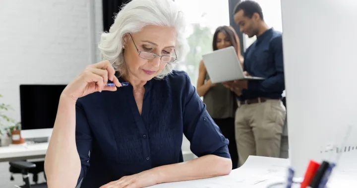rad u kancelariji, stariji radnici, kancelarijski posao/Vadym Drobot/ Freepik