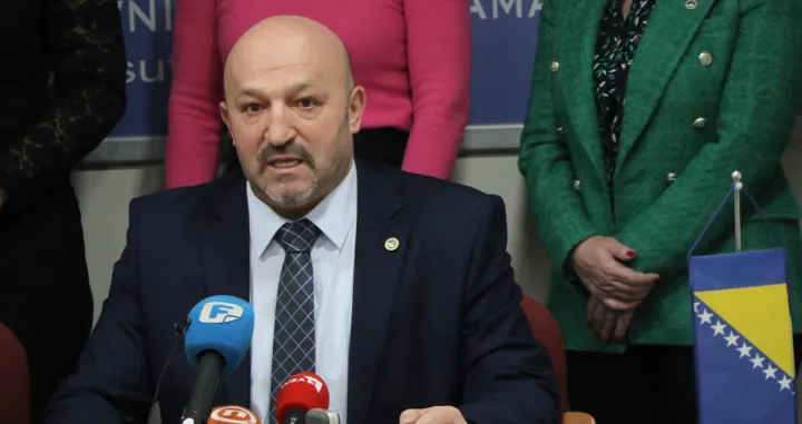 Pres-konferencija Samostalnog sindikata državnih službenika i namještenika u organima državne službe, sudskoj vlasti i javnim ustanovama u FBiH potpisivanje sporazuma. Samir Kurtović/Senad Gubelić