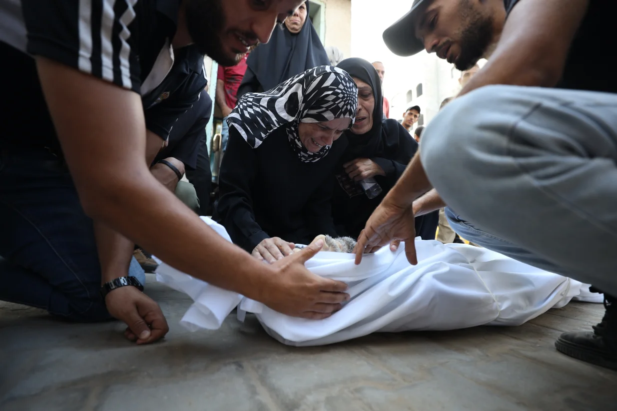 GAZA GRAD, GAZA - 8. SEPTEMBAR: Porodice Palestinaca koji su ubijeni u izraelskim napadima na različite dijelove Pojasa Gaze oplakuju najmilije u bolnicu al-Shifa, Gaza, 8. septembra 2025. (Khames Alrefi - Anadolu Agency)/