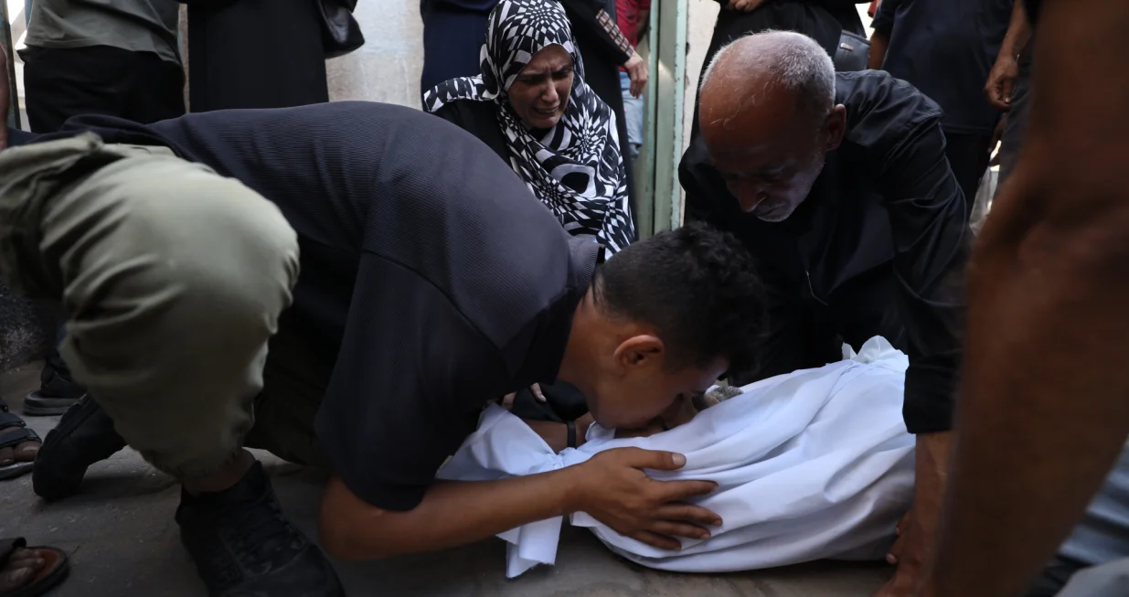 GAZA GRAD, GAZA - 8. SEPTEMBAR: Porodice Palestinaca koji su ubijeni u izraelskim napadima na različite dijelove Pojasa Gaze oplakuju najmilije u bolnicu al-Shifa, Gaza, 8. septembra 2025. (Khames Alrefi - Anadolu Agency)/