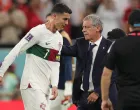 epaselect epa10359623 Cristiano Ronaldo of Portugal reacts Head coach Fernando Santos of Portugal (R) after the FIFA World Cup 2022 quarter final soccer match between Morocco and Portugal at Al Thumama Stadium in Doha, Qatar, 10 December 2022. EPA/Friedemann Vogel/Foto: Friedemann Vogel